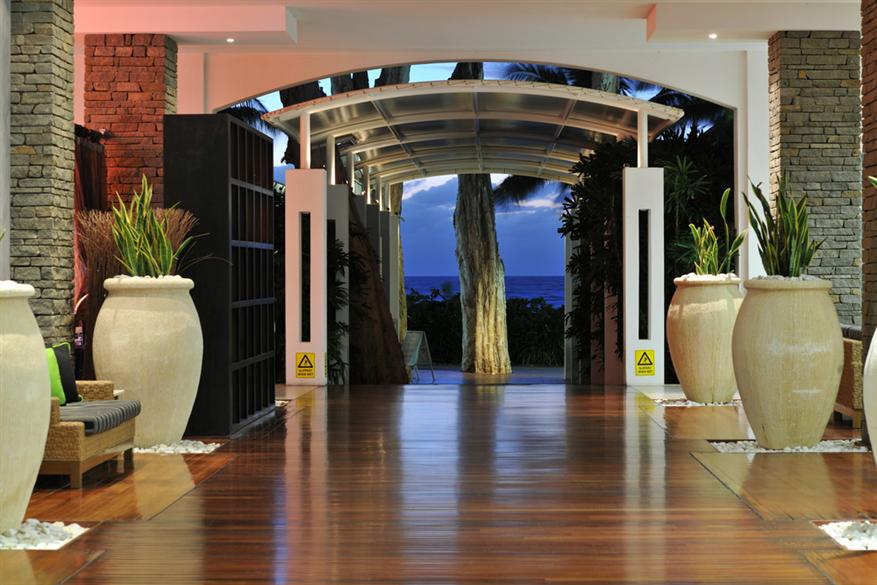 Peppers Palm Cove - night lobby